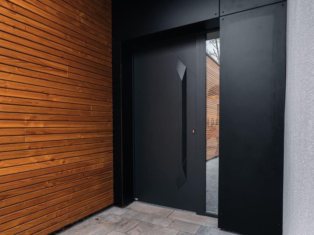porte d'entrée en aluminium au design contemporain avec une barre de tirage 