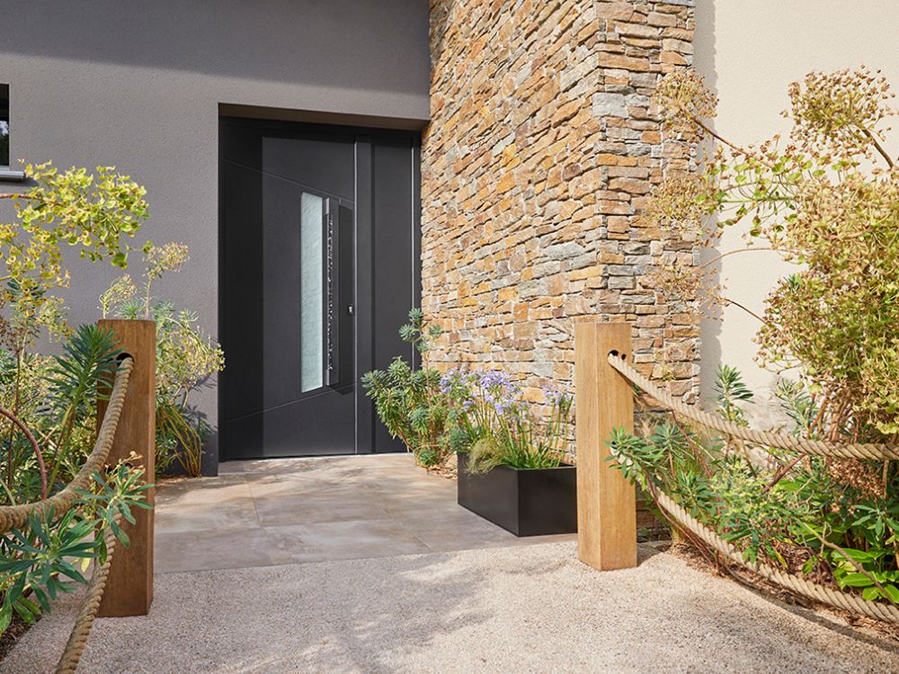 porte d'entrée en aluminium vitrée avec une barre de tirage design