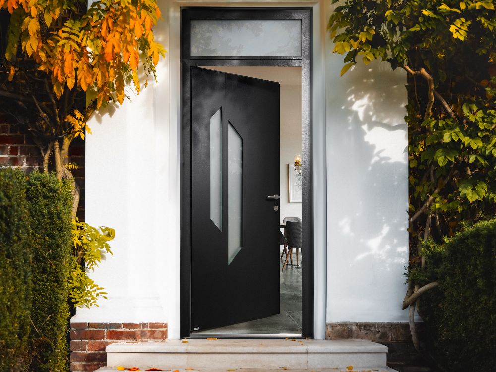 porte d'entrée noire en aluminium avec une imposte vitrée