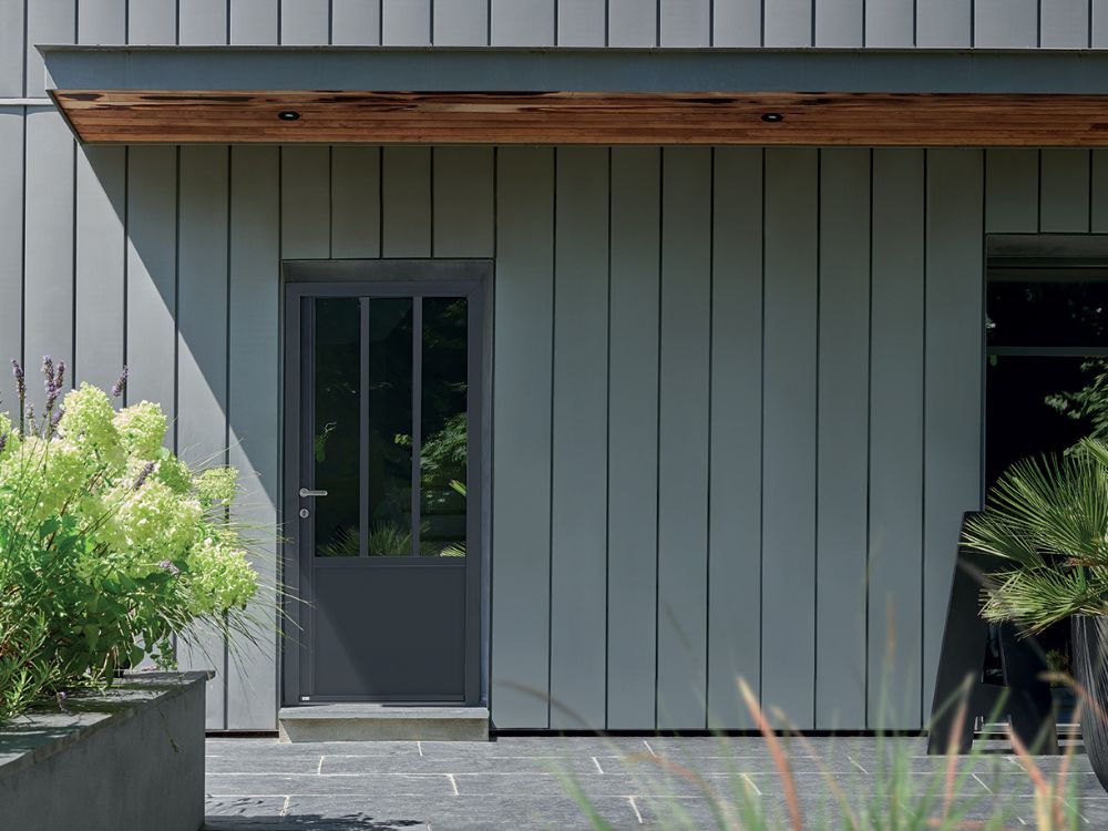 porte d'entrée style atelier en aluminium sur une maison moderne