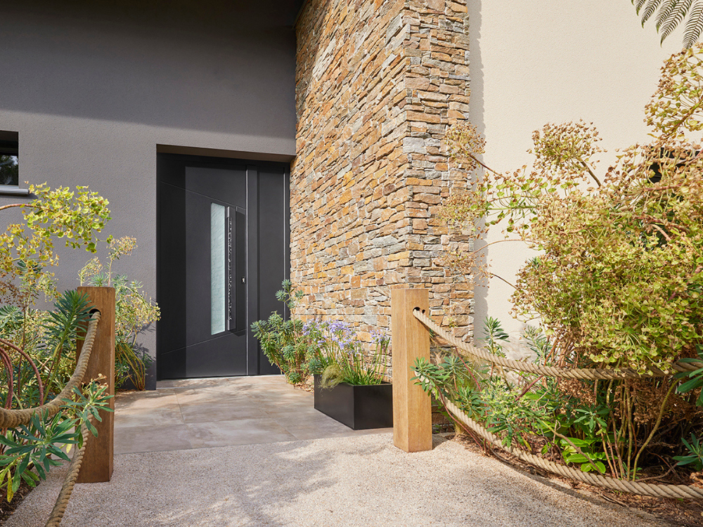 porte d'entrée en aluminium vitrée sur une façade moderne