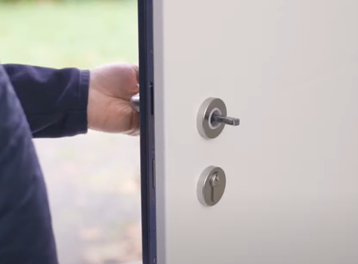 une personne qui monte une poignée de porte d'entrée à serrage rapide