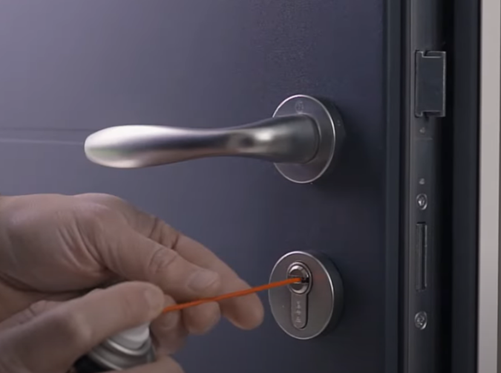 lubrification d'une barillet de porte d'entrée