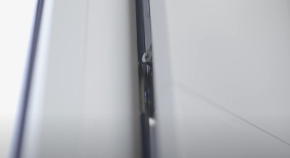 rouleaux de porte d'entrée qui butent contre les gâches d'une porte