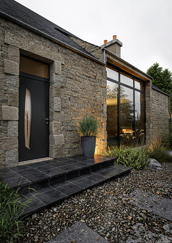 porte d'entrée moderne vitrée avec imposte sur une maison en pierre