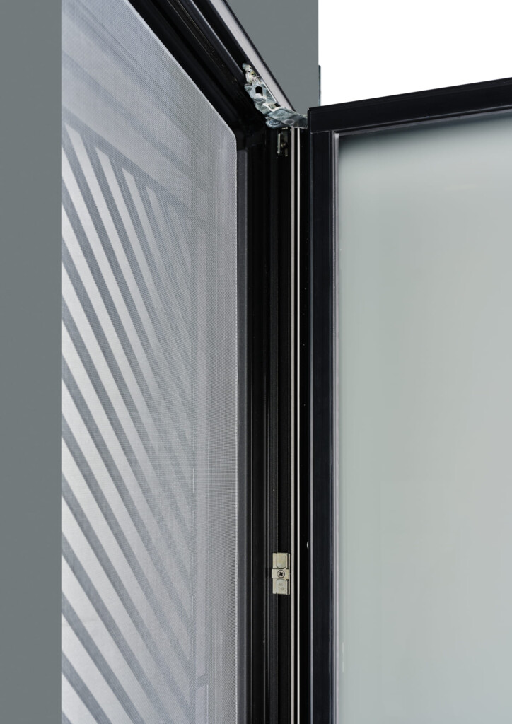 zoom sur la moustiquaire de porte d'entrée du modèle aluminium aria 1