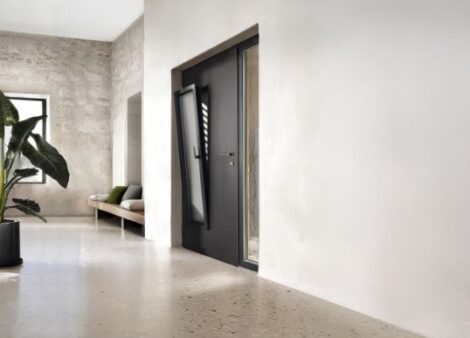 porte d'entrée aluminium contemporaine avec fenetre dans l'ouvrant et moustiquaire de porte d'entrée dans un intérieur minimaliste et épuré